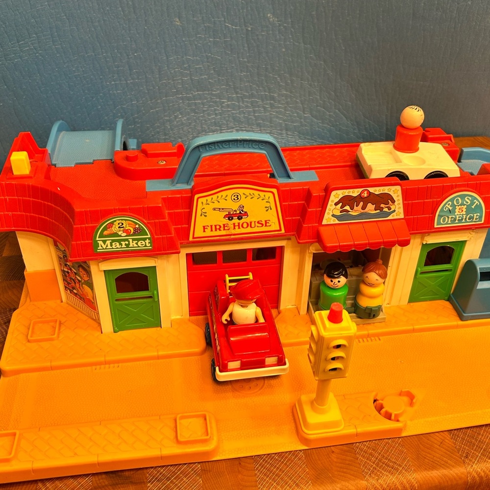 Vintage 1980 Fisher-Price Play Family Little People Main Street #2500 play set
